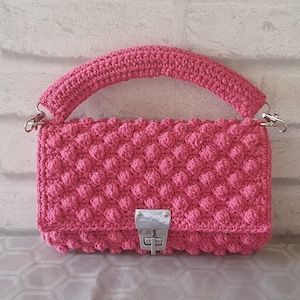 Hermoso y único bolso de mano con pompón de ganchillo rosa hecho a mano, bolso de mano/bolso de hombro con asa de ganchillo a juego