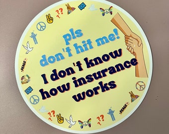 Könnte beinhalten: Ein gelber runder Aufkleber mit einem Peace-Zeichen, einer Taube und anderen peace-bezogenen Symbolen am Rand. Der Text auf dem Aufkleber lautet "pls don't hit me! I don't know how insurance works".