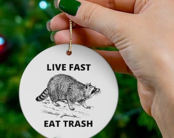 Live Fast Eat Trash Keramik Ornament | Lustiger Waschbär Weihnachtsschmuck