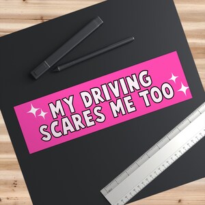 Vesvory Reflektierende Hundeaufkleber Für Autos "My Driving Scares Me Too Aufkleber", Lustiger Bulldogge, Welpen, Studenten, Fahrer, Stoßstange, Fenster, Aufkleber, Gelb, 2 Stück