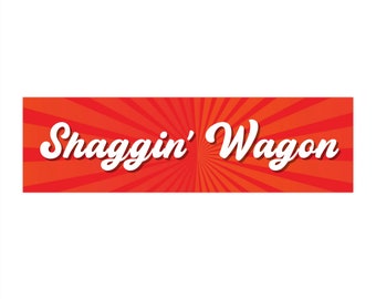 Op de afbeelding: Een rood en oranje banner met een wit zonnestralenontwerp en de tekst "Shaggin' Wagon" in wit cursief schrift.