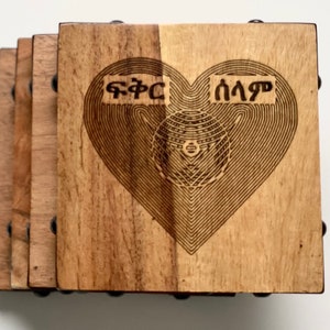 Set di sottobicchieri in legno per inaugurazione della casa, regalo di nozze - Amore (Fikir) e Pace (Selam) Africano - Arte Habesha Etiope Eritreo Regalo di Capodanno