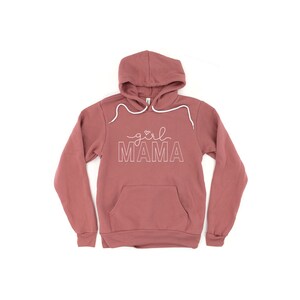 Peut inclure: Un sweat &agrave; capuche mauve avec un motif blanc qui dit "girl MAMA" avec un petit c&oelig;ur au-dessus du mot "girl".