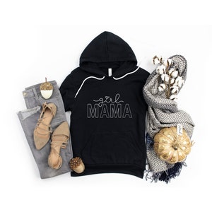 Peut inclure: Sweat-shirt &agrave; capuche noir avec un texte blanc qui dit "girl MAMA".