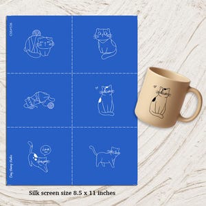 Pode incluir: Uma tela de seda azul com ilustrações de gatos brancos e uma caneca bege com um desenho de gato. A tela de seda tem 21,6 x 27,9 cm e apresenta várias poses de gatos. A caneca tem uma ilustração de gato a preto e branco com um coração.