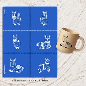 Può includere: Un schermo di seta blu con illustrazioni di lama bianchi e una tazza beige con un disegno di lama. Lo schermo di seta presenta sei disegni di lama, tra cui uno con regali e un altro con una tazza. Il testo "Silk screen size 8.5 x 11 inches" è visibile.