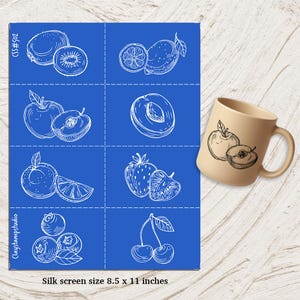 Puede incluir: Una pantalla de seda azul con dibujos lineales blancos de varias frutas, incluyendo kiwi, naranjas, manzanas, ciruelas, fresas, arándanos y cerezas. Una taza beige con una ilustración de manzana está a la derecha. El texto "Tamaño de la pantalla de seda 21,6 x 27,9 cm" está en la parte inferior.