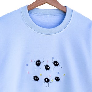 Sudadera con cuello redondo y bordado estilo anime, ideal para regalar.