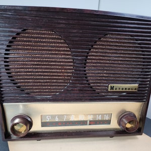 Vintage Motorola AM tube radio