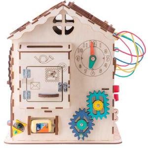 Può includere: Lavagna didattica in legno a forma di casa, con vari elementi interattivi. Presenta un orologio con lancette mobili, una cassetta delle lettere e ingranaggi colorati. Include una piccola finestra e un bordo decorativo del tetto. Finitura in legno naturale.