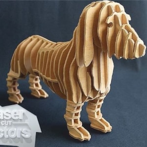 Op de afbeelding: Een houten model van een teckel, geassembleerd uit lasergesneden stukken. Het model is gemaakt van lichtbruin hout en heeft een gedetailleerd ontwerp.