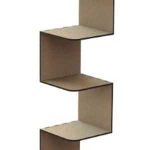 Puede incluir: Un conjunto de cinco estantes de madera en un patrón escalonado en zigzag. Los estantes son de color marrón claro y tienen un borde negro.