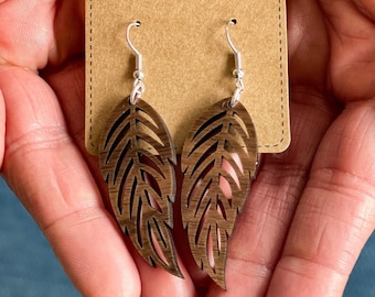 Boucles d’oreilles en bois Plumes pendantes, Boucles d’oreilles en bois de noyer, Boucles d’oreilles en bois, Hypoallergénique, Boucles d’oreilles en plumes de sarcelle, Bijoux Boho Chic, Festival de musique