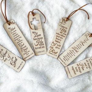 Könnte beinhalten: Ein Set aus zehn Holz-Lesezeichen mit inspirierenden Zitaten und Bibelversen. Jedes Lesezeichen hat ein anderes Design und eine andere Bibelstelle. Die Lesezeichen sind aus Naturholz gefertigt und haben einen rustikalen, handgefertigten Look.