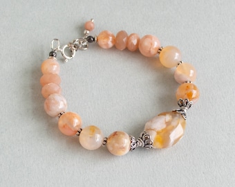 Bracciale in agata di ciliegio, argento sterling e pietre preziose