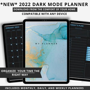Può includere: Un'app di pianificazione digitale con un'interfaccia in modalità oscura. L'app include un calendario mensile, un pianificatore giornaliero e un pianificatore settimanale. L'app è compatibile con qualsiasi dispositivo e può essere scaricata comodamente da casa. L'app ha uno sfondo astratto blu e oro con il testo "MY PLANNER" in bianco.