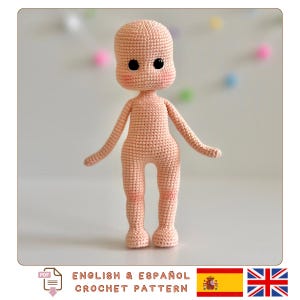 Puede incluir: Un cuerpo de muñeca de ganchillo de color melocotón claro, con ojos negros y mejillas rosadas. La muñeca tiene una cabeza, brazos y piernas redondeados, y está de pie. La imagen incluye el texto "ENGLISH & ESPAÑOL CROCHET PATTERN".