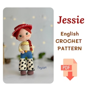 Puede incluir: Patrón de crochet para una muñeca Jessie de Toy Story. La muñeca lleva un sombrero rojo, una camisa amarilla, pantalones vaqueros azules con lunares negros y botas marrones. El patrón está disponible en inglés y es una descarga PDF.