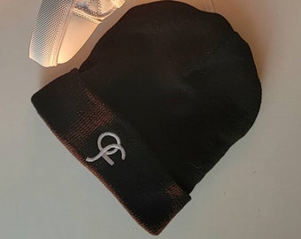 Gorro bordado con logo de fromis_9