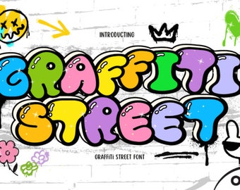 Peut inclure: Une police de caractères colorée appelée "Graffiti Street Font" avec le mot "Graffiti" en lettres majuscules en forme de bulles et le mot "Street" en lettres plus petites en forme de bulles. La police est soulignée en noir et a un effet de peinture en aérosol. Les lettres sont de différentes couleurs, notamment le bleu, le vert, le jaune, le rose et le violet. La police est placée sur un fond de mur de briques blanc.