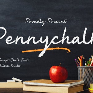 Puede incluir: Una pizarra con el texto "Proudly Present Pennychalk" escrito con tiza blanca. Debajo del texto hay una línea dibujada con tiza naranja. El texto "A Script Chalk Font" y "by Allouce Studio" están escritos con tiza blanca debajo de la línea. Hay algunas piezas de tiza blanca sobre una superficie de madera frente a la pizarra. Una manzana roja y un porta lápices de metal con lápices de colores también están sobre la superficie.