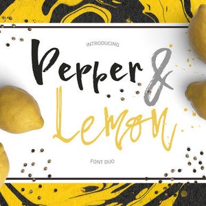 以下が含まれることがあります： 「Introducing Pepper & Lemon Font Duo」という黒とグレーの文字が書かれた白いカード。カードは、黄色と黒の大理石模様の背景に、黄色いレモンと黒い胡椒で囲まれています。