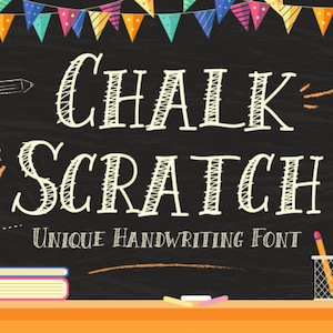 Puede incluir: Gráfico estilo pizarra con las palabras "Chalk Scratch" en una fuente manuscrita única. La imagen incluye un lápiz, un avión de papel, libros y una manzana. Banderines coloridos cuelgan en la parte superior, y el texto "Unique Handwriting Font" está en la parte inferior.