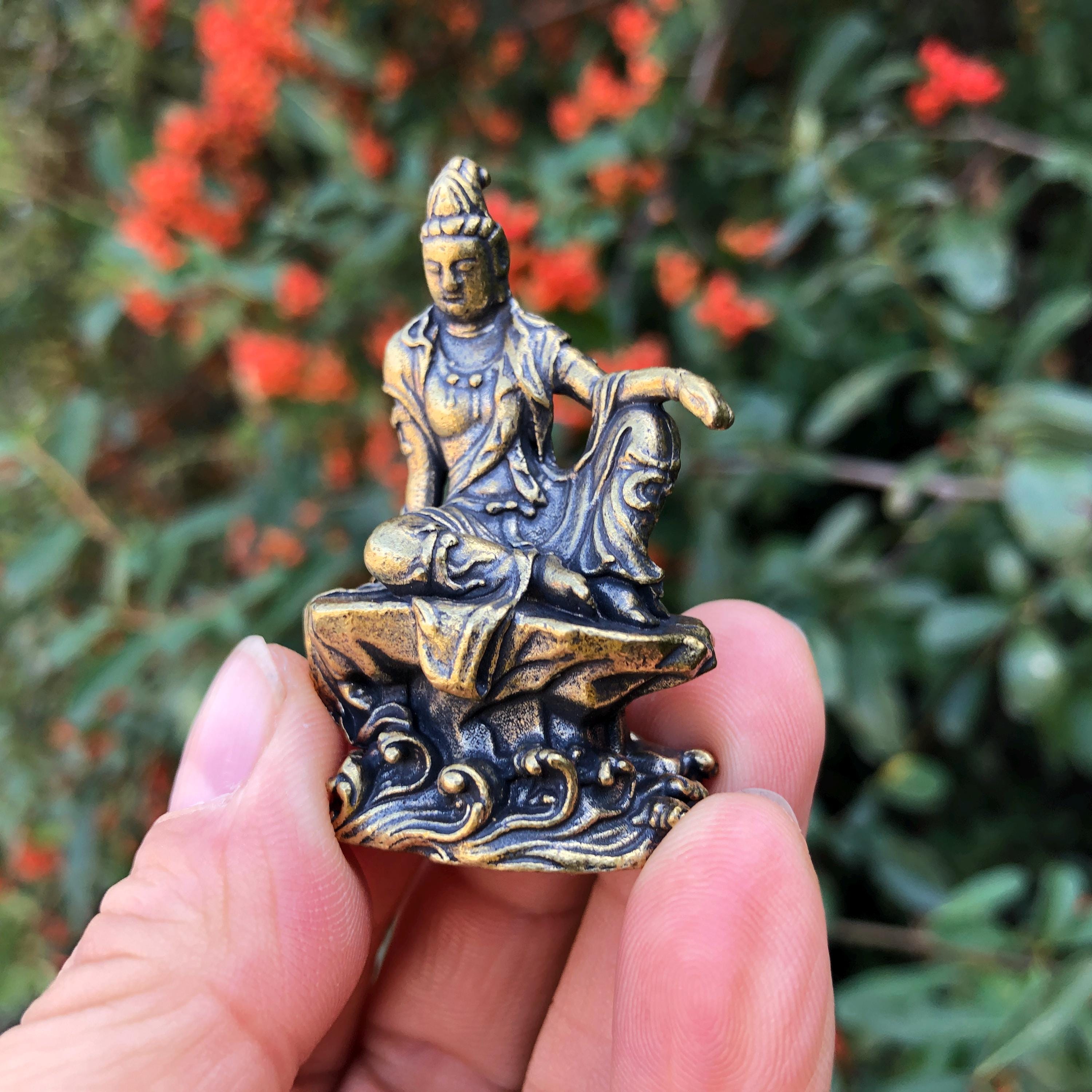 小さなブロンズ真鍮製ヴィンテージ観音菩薩像、観音菩薩座像装飾品
