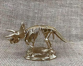 Cráneo de esqueleto de triceratops de metal, juguetes de aleación de Jurassic World, figura de dinosaurio triceratops con soporte de exhibición, fósil realista coleccionable