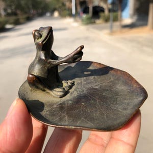 Bronze Vintage Patina Frosch auf Seerosenblatt Figur Räucherstäbchen Aschefänger Retro Housewarming Feng Shui Kerzenhalter Halter Skulptur tom3282S