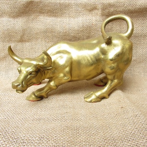 Tom3891 exquisite wall street bull statue Retro animal ox statuette ornament Good Luck christmas Gift housewarming shelf cabinet table decor