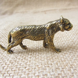Tom0661011 brass cougar Statue carnivore statue Mountain lion Carved Fengshui Animal Antique Paperweight Brass Tea Table Shelf Decor Accents