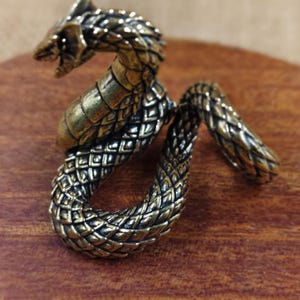 Enfeite de cobra enrolada em forma de animal, exibição majestosa e detalhada, cobra do zodíaco em latão, estatuetas de cobra em miniatura do ano da cobra, decoração de mesa D2