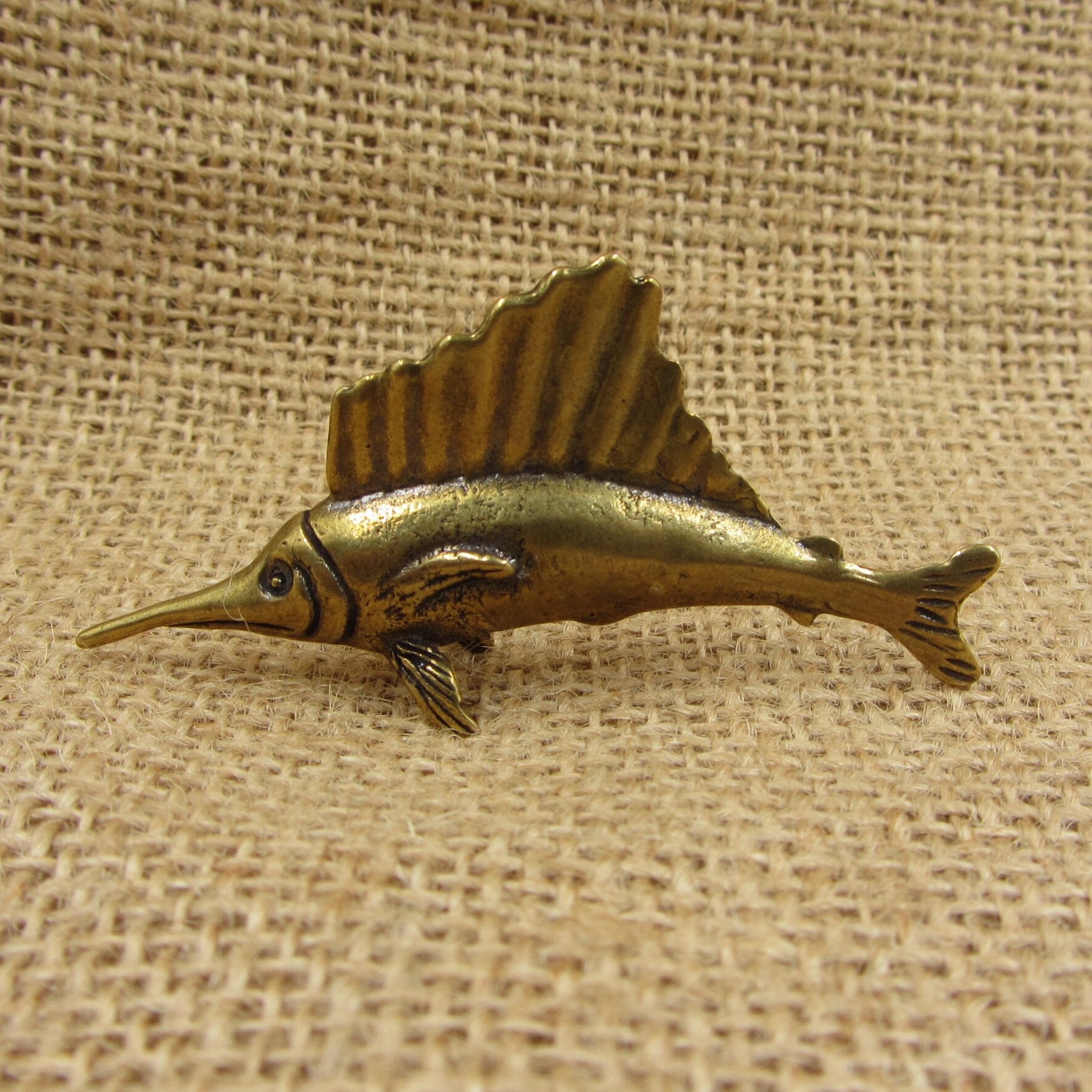 Grande Broche Vintage Espadon (swordfish) – Sculptée En Nacre – XXème – Irisé