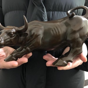 Exquisite wall street bull statue Retro animal ox statuette ornament Good Luck christmas Gift housewarming shelf cabinet table decor tom1441