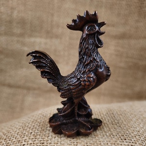 Statua di gallo portafortuna in piedi, scultura in rame vintage, ornamento decorativo per uccelli in rame, arte da collezione, sculture di galline da esterno realistiche.