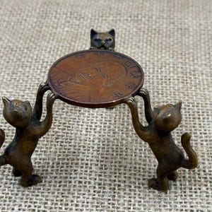 VTG Drei Katzen klettern den Tisch Messing Kerzenhalter Teekanne Deckelhalter Tierständer Tierhalter Tierhalter Tier