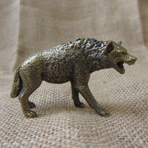 Vintage Style Copper Wolf Statue, Decorative Howling, Ferocious brass wolf Sculpture, Wild anmimal Coyote miniature Moonlight Praying Wolves