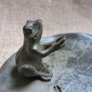 Vintage Bronze Patina Frosch auf Seerosenblatt Figur Räucherstäbchen Aschefänger Retro Housewarming Feng Shui Kerzenhalter Halter Skulptur TomP3282