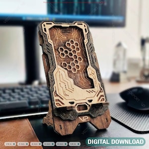 Pode incluir: Uma caneca de cerâmica branca com uma alça preta e o texto "But First, Coffee" em preto, em negrito. A caneca está sobre uma superfície branca.