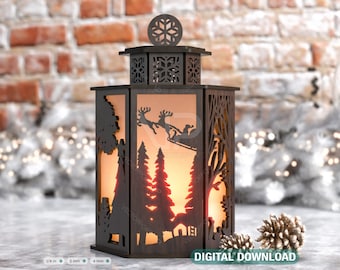 Könnte beinhalten: Eine Weihnachtslaterne aus Holz mit einem ausgeschnittenen Design von Weihnachtsmann, der in einem Schlitten fliegt, der von Rentieren gezogen wird, über einer verschneiten Waldszene. Die Laterne ist von innen beleuchtet und erzeugt ein warmes Leuchten.