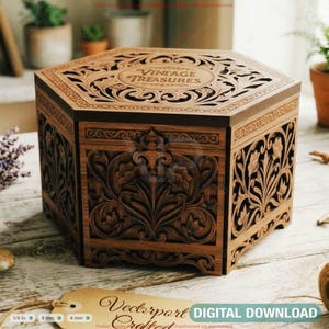 Puede incluir: Caja hexagonal de madera con intrincados tallados florales y la inscripción "Vintage Treasures" en la tapa. La caja es marrón con un borde oscuro y está sobre una superficie clara.