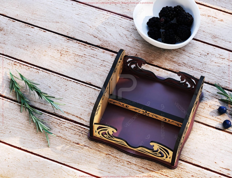 Pu&ograve; includere: Una mensola decorativa in legno a due livelli, con interno marrone scuro e finiture nere e dorate. La mensola &egrave; vuota e poggia su una superficie di legno chiaro. Una ciotola bianca di more e rametti di rosmarino sono nelle vicinanze.