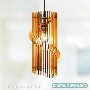 Può includere: Un lampadario a sospensione in legno con un design a spirale. Il lampadario è realizzato con sottili strisce di legno impilate e attorcigliate per creare una forma unica. Il lampadario è appeso a una catena nera e ha una lampadina trasparente all'interno.