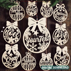 Può includere: Ornamenti natalizi in legno con frasi festive come "Let it Snow", "Santa", "Faith" e "Christmas". Ogni ornamento presenta un fiocco e dettagli a forma di fiocco di neve. Include anche ornamenti "Happy New Year" e "Merry Christmas".