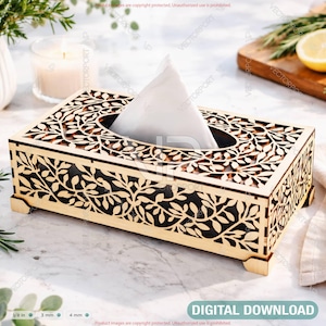 Puede incluir: Caja de pañuelos de madera con intrincados recortes de hojas. La caja es rectangular con un interior oscuro y una ranura para dispensar pañuelos. El diseño presenta un acabado de madera natural. Las palabras "DIGITAL DOWNLOAD" están en la parte inferior.