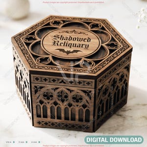 Può includere: Una scatola esagonale in legno con intricati motivi ad arco gotico tagliati al laser sui lati e sul coperchio. Il centro superiore mostra il testo Shadowed Reliquary con una piccola icona di pipistrello e indicazioni per 3 mm e 4 mm.