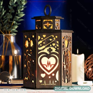 Puede incluir: Una linterna de madera con un diseño en forma de corazón y símbolos médicos, como un estetoscopio, una cruz y una línea de latido del corazón. La linterna está iluminada con un brillo cálido.