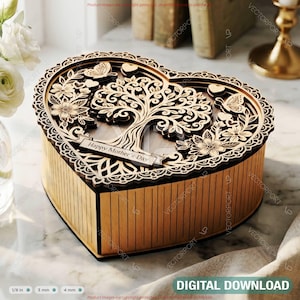 Puede incluir: Una caja de madera en forma de corazón con un diseño cortado con láser que presenta un árbol, flores y mariposas. La caja tiene un borde decorativo y las palabras "Happy Mother's Day". La caja es de madera marrón claro.