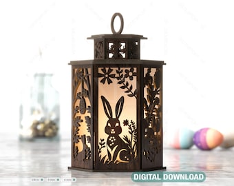Puede incluir: Una linterna de madera con un diseño recortado de un conejo y flores. La linterna está iluminada desde el interior, creando un brillo cálido. La linterna está sobre una mesa con huevos de Pascua en el fondo.